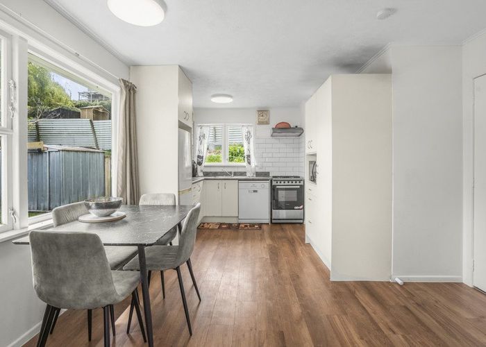  at 39 Vista Crescent, Maoribank, Upper Hutt