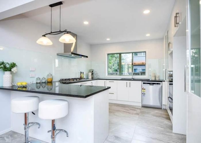  at 2/11 Woodbine Avenue, Greenlane, Auckland