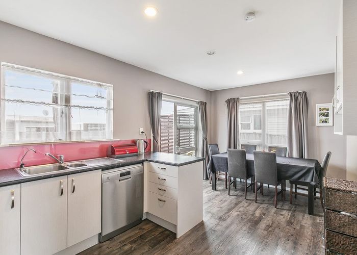  at 6 Fleming Street, Mangere East, Auckland