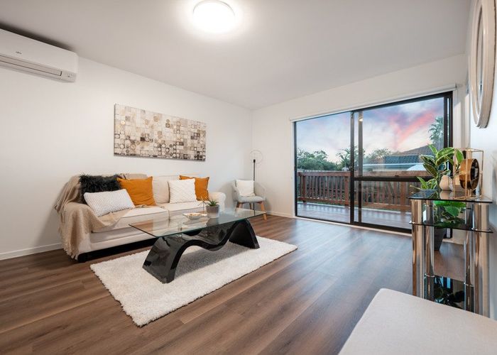  at 2/17 Landsdale Place, Massey, Waitakere City, Auckland