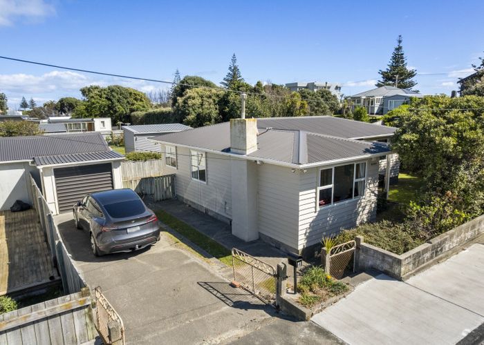  at 4 Kowhai Street, Otaki Beach, Kapiti Coast, Wellington