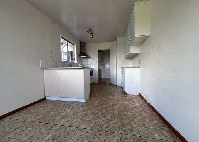  at 3 Tahu Crescent, Sunnynook, North Shore City, Auckland