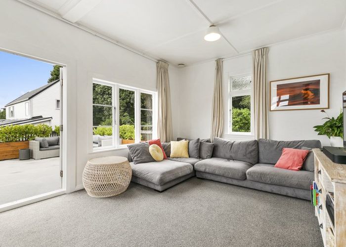  at 9 Cave Road, Houghton Bay, Wellington
