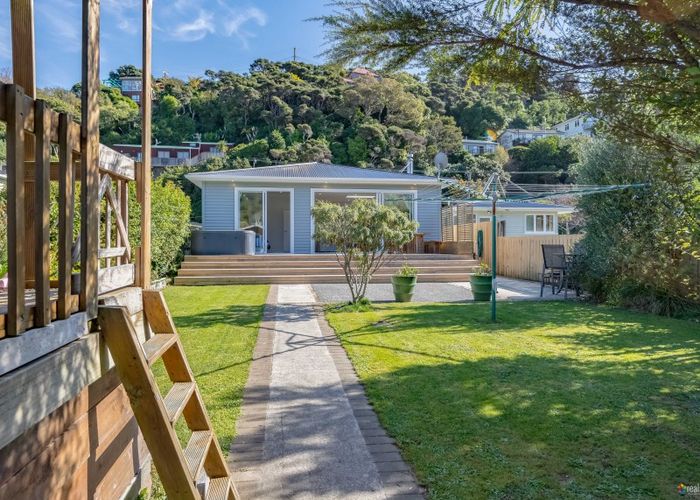 Free property data for 38 Airlie Road, Plimmerton, Porirua homes.co.nz