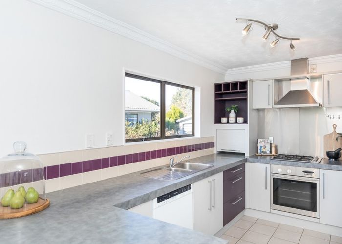  at 33 Gilbass Avenue, Hamilton Lake, Hamilton