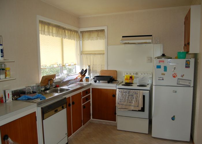  at 8 Glen Lynne Avenue, Queenwood, Hamilton