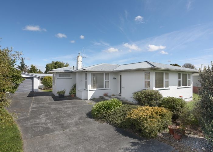  at 7 Flower Street, Bulls