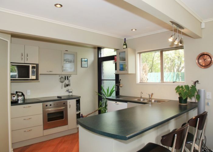  at 4/90 Lynwood Road, New Lynn, Auckland