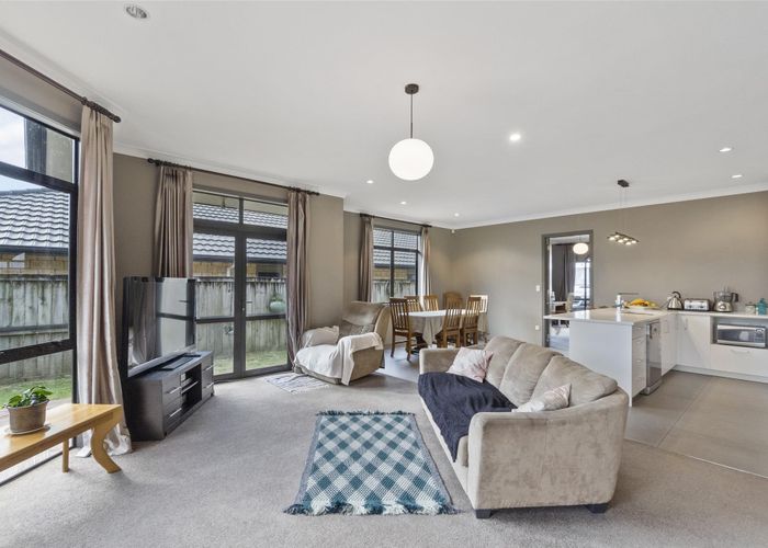  at 14 Thistlewood Avenue, Hamilton East, Hamilton