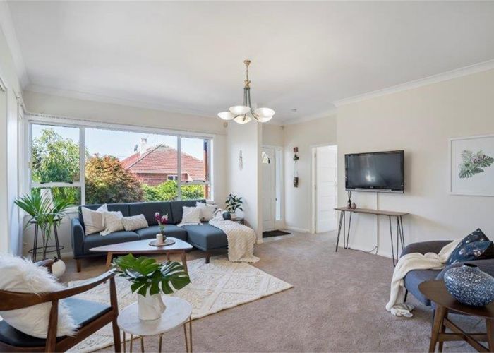  at 32 Hillsborough Road, Hillsborough, Auckland