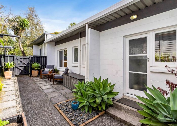  at 2/86 Divich Avenue, Te Atatu South, Auckland