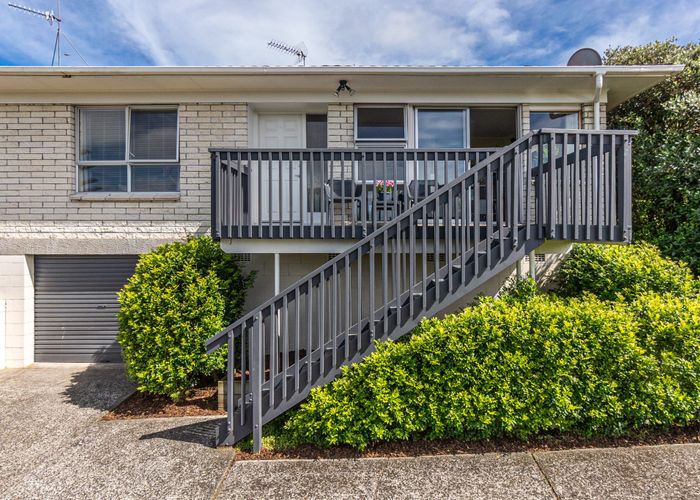  at 2/12 Girrahween Drive, Totara Vale, Auckland
