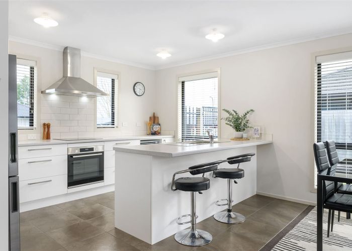  at 6 Oderings Place, Huntington, Hamilton