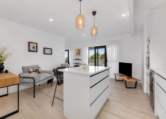  at 12 Pinewood Grove, Botany Downs, Manukau City, Auckland