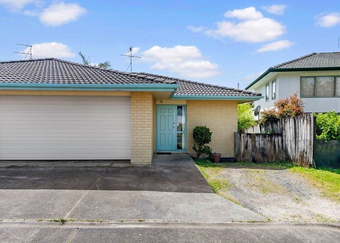  at 2/7 Marbeth Court, Botany Downs, Auckland
