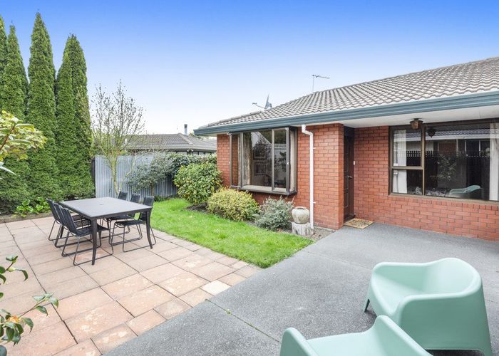  at 2/10 Broadfell Avenue, Avonhead, Christchurch City, Canterbury