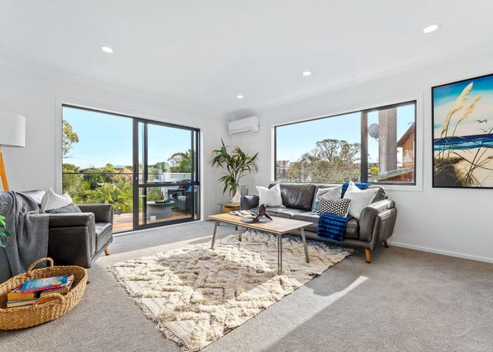  at 2/21 Tobruk Crescent, Milford, Auckland
