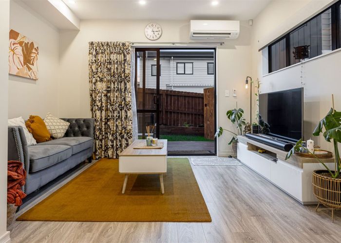  at 4/6 Hepburn Road, Glendene, Auckland