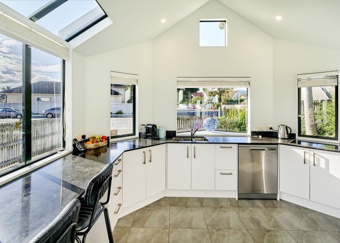  at 2/58 Laings Road, Hutt Central, Lower Hutt
