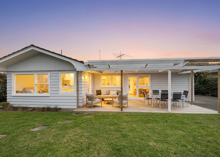  at 18 Booralee Avenue, Botany Downs, Manukau City, Auckland