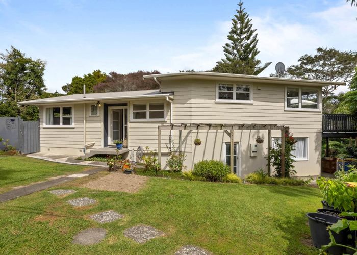  at 8 Avonleigh Road, Green Bay, Waitakere City, Auckland