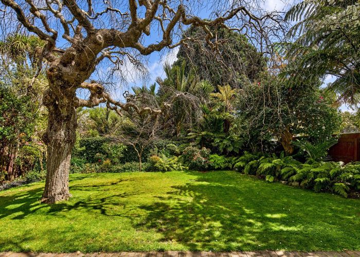 Free property data for 2 Hautana Square, Woburn, Lower Hutt homes.co.nz