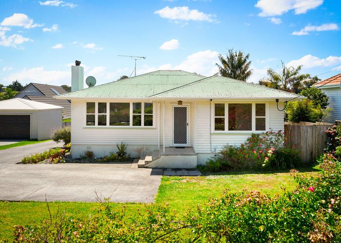  at 15 Cliff View Drive, Green Bay, Auckland