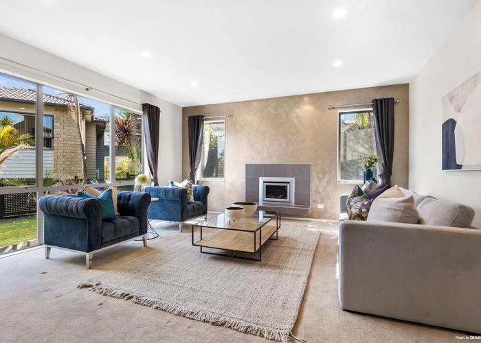  at 9 Oak Manor Drive, Albany, Auckland