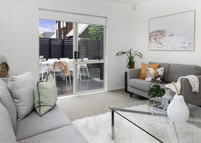  at 2/96 Frank Nobilo Drive, Golflands, Auckland