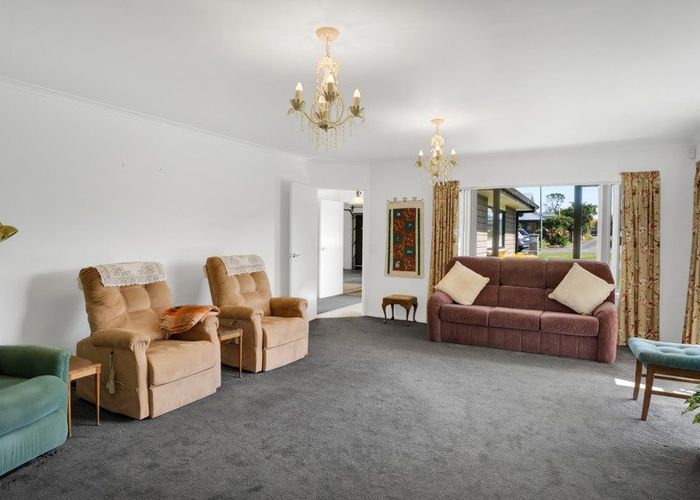  at 6 Elizabeth Grove, Stratford