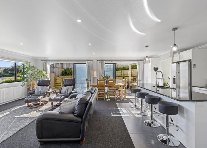  at 32 Lanyon Place, Whitby, Porirua