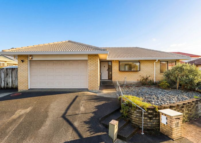  at 1/17 Penruddocke Road, Half Moon Bay, Auckland