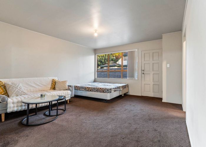  at 2/41 Challen Close, Conifer Grove, Papakura, Auckland