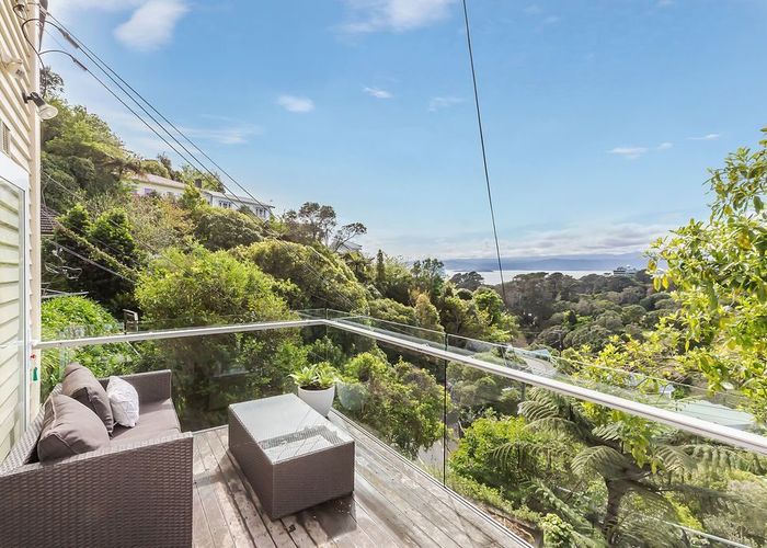  at 27 Garden Road (Lower Flat), Northland, Wellington, Wellington