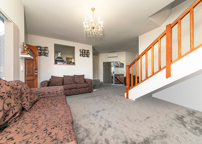  at 2/30 Mountain Road, Māngere Bridge, Auckland