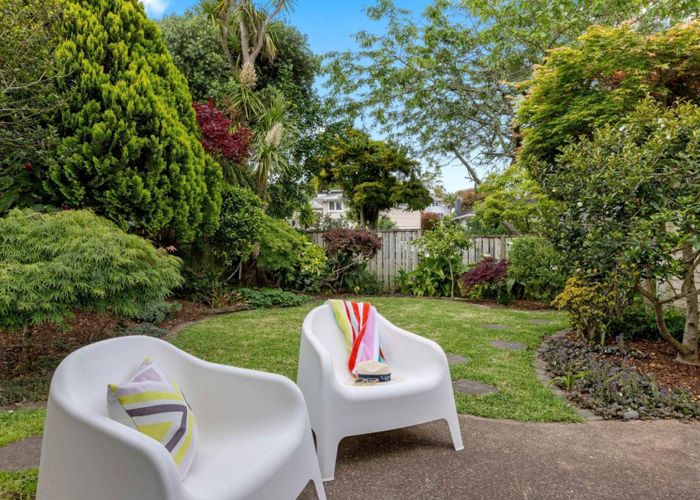  at 2/4 Keldale Place, Forrest Hill, Auckland