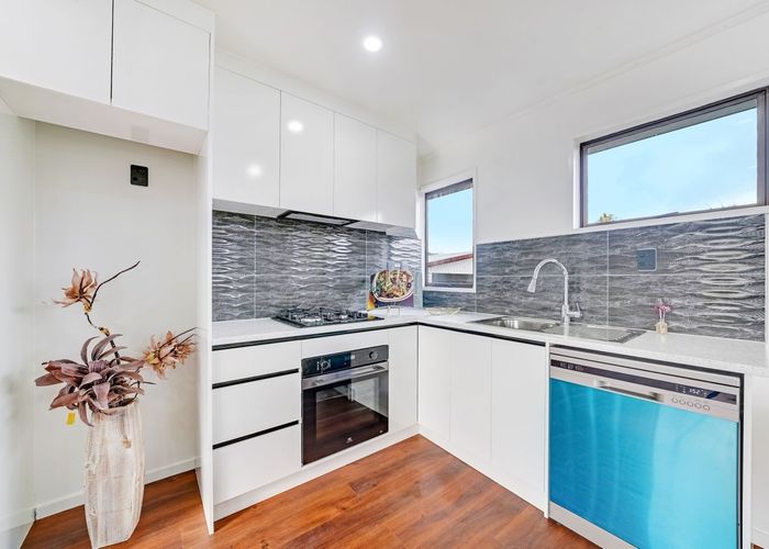  at 2/8 Kirrama Place, Conifer Grove, Takanini