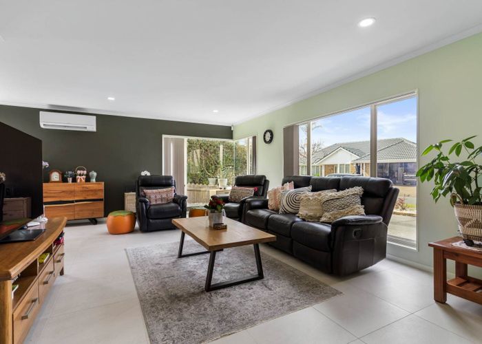  at 2/2 Uldale Place, Northpark, Auckland