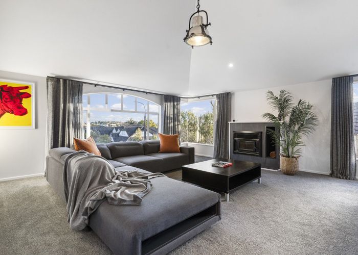  at 11 Chedworth Drive, Glenfield, Auckland