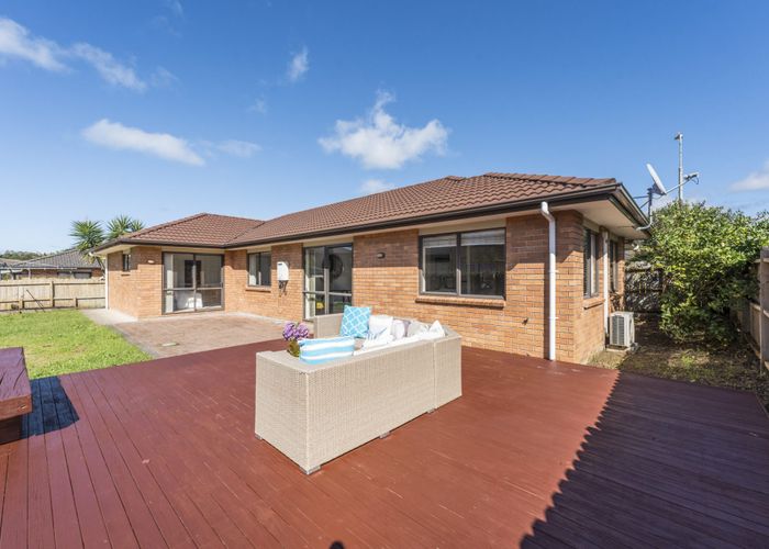  at 33 South Kensington Way, Henderson, Waitakere City, Auckland