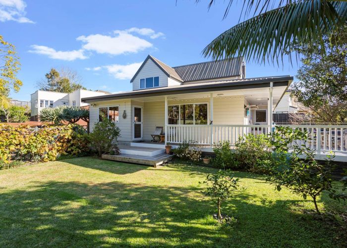  at 2/33 Methuen Road, Avondale, Auckland