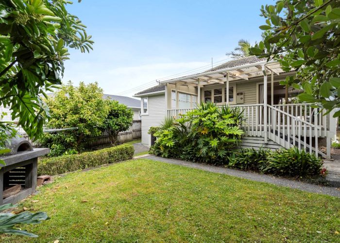  at 1/18 Roberts Road, Glenfield, North Shore City, Auckland