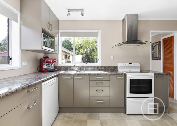 at 2/24 Glynnbrooke Street, Te Atatu South, Auckland