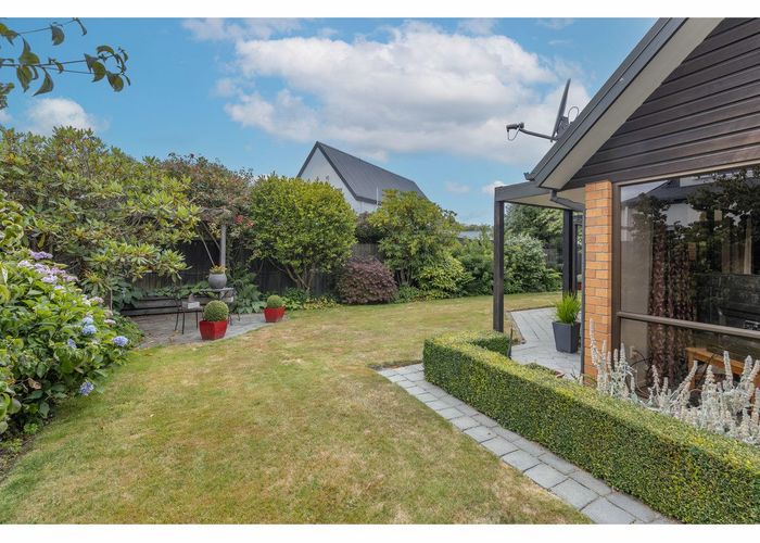  at 2/35 Glenburn Place, Avonhead, Christchurch