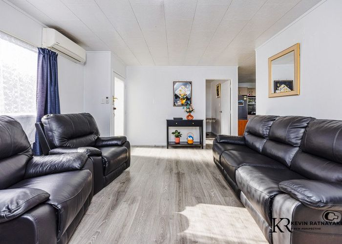  at 2/62 Redcrest Avenue, Red Hill, Papakura, Auckland