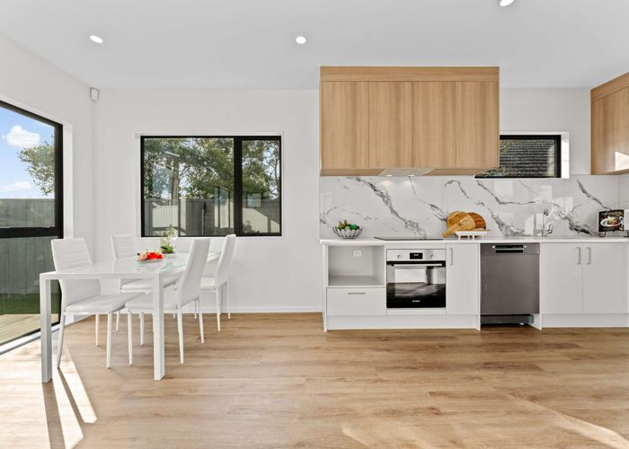  at 2/113 Flanshaw Road, Te Atatu South, Auckland