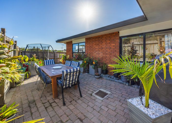  at 2/8 Lochend Place, Highland Park, Manukau City, Auckland
