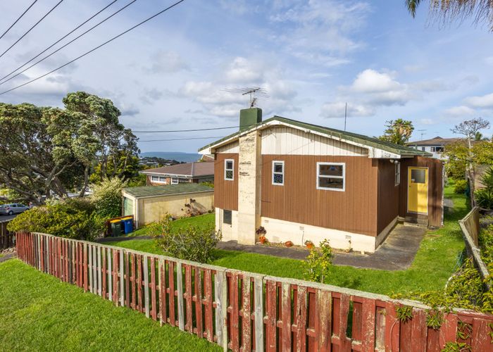  at 1 Braemar Road, Rothesay Bay, North Shore City, Auckland