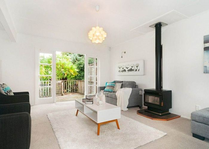  at 9 Farringdon Street, Glen Innes, Auckland