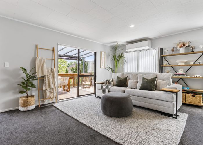  at 2/88 Athena Drive, Tōtara Vale, Auckland